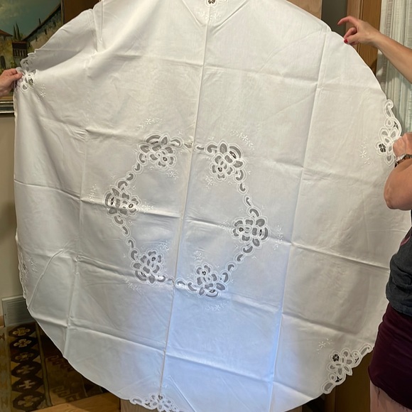 NWOT white cut out appliqué table cloth and napkin set